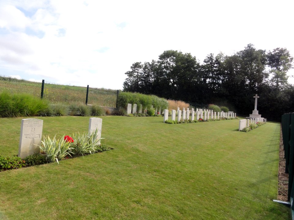 Attilly (Aisne) Marteville Communal Cemetery