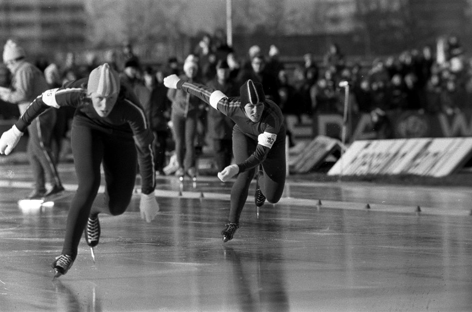 Atje Keulen- Deelstra (rechts) in actie, Bestanddeelnr 927-0235
