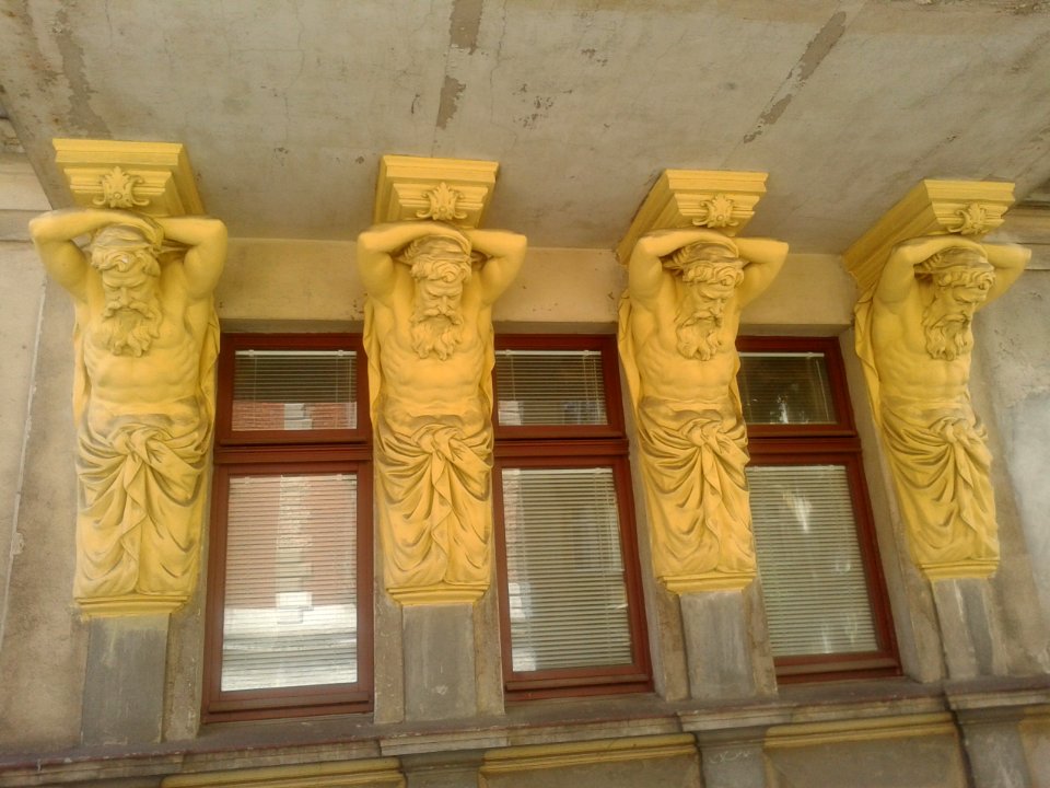 Atlanci na ulicy Sienkiewicza w Toruniu