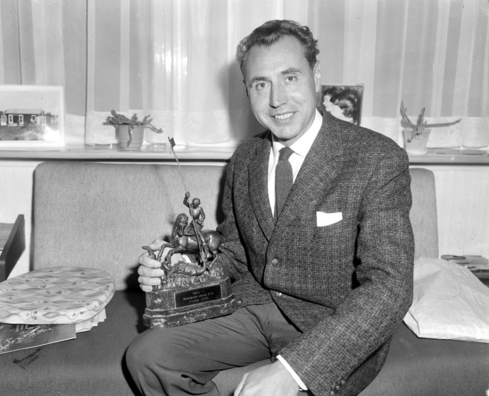 Atleet Frits de Ruyter met zijn trofee welke hij gewonnen heeft tijdens de Inter, Bestanddeelnr 915-4671