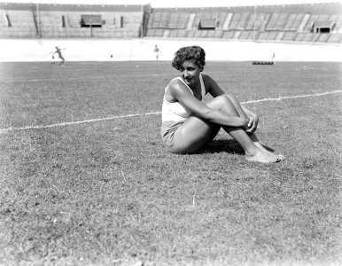 Atlete zittend op het grasveld in het Olympisch Stadion, Bestanddeelnr 252-1209