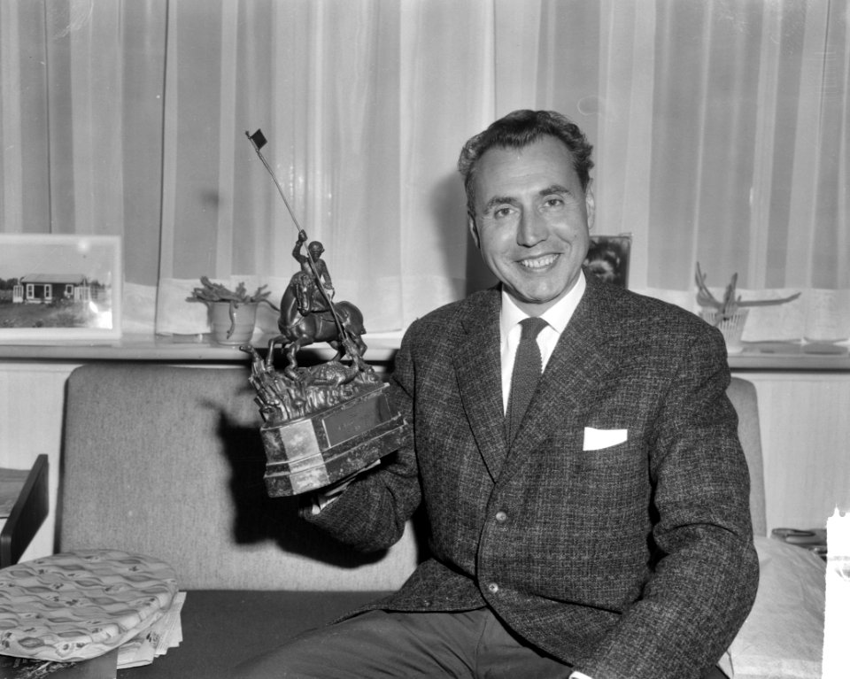 Atleet Frits de Ruyter met zijn trofee welke hij gewonnen heeft tijdens de Inter, Bestanddeelnr 915-4672
