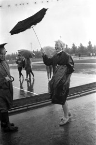 Atletiek Kampioenschappen jeugd te ookmeer verregend. Mevrouw Fanny Blankers-Koe, Bestanddeelnr 921-4920