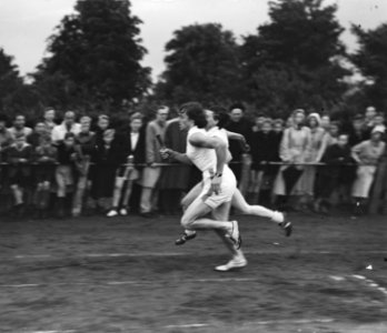 Atletiek in Groningen. Estafette overname Foekje Dillema, Bestanddeelnr 904-0734