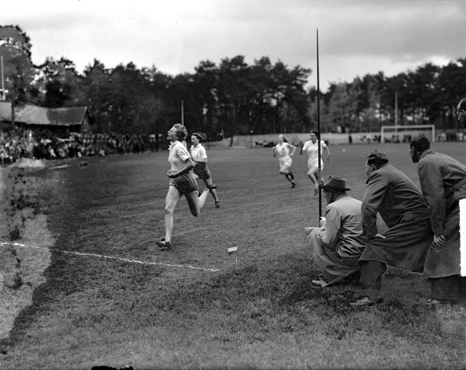Atletiek. Fanny Blankers-Koen tijdens handicapwedstrijd in Apeldoorn, Bestanddeelnr 903-3683