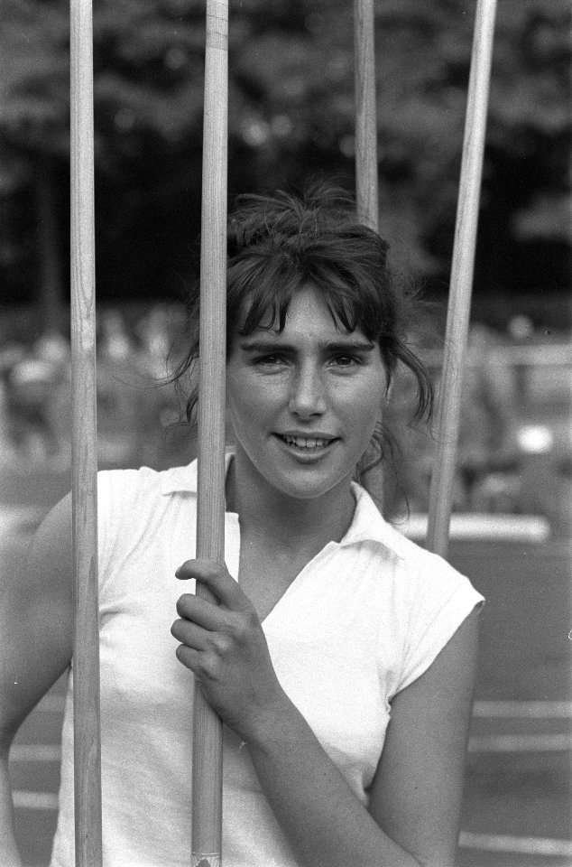 Atletiek dames Duitsland Nederland te Aken, Willy van Montfoort die het Nederlan, Bestanddeelnr 910-7051
