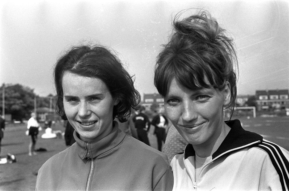 Atletiek Den Haag . 400m Dames gewonnen door Lia Louer Hinten (links), rech Cisc, Bestanddeelnr 921-4950