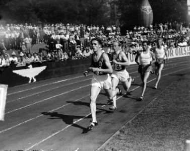 Atletiekgasten Reiff, winnaar Slijkhuis (hier in 3e positie, in 2e positie Gasto, Bestanddeelnr 903-5591