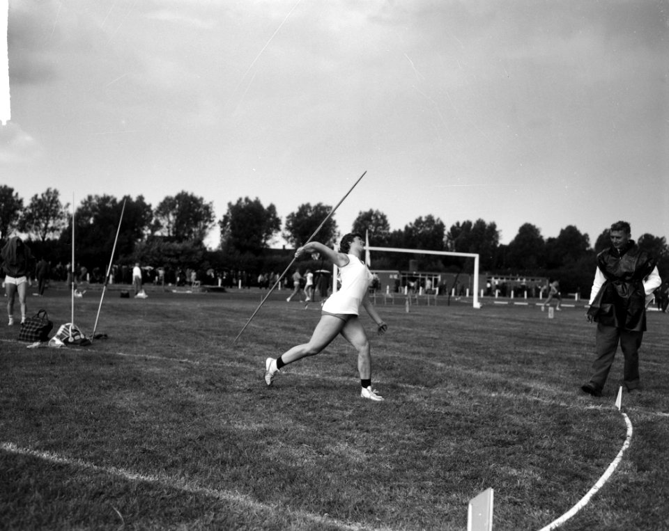 Atletiek dames Nederland tegen Frankrijk te Delft Speerwerpen H de Bruin, Bestanddeelnr 915-4617