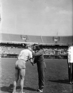 Atletiek dames Nederland-Italie. Fanny Blankers-Koen en Foekje Dillema (rechts), Bestanddeelnr 903-5071