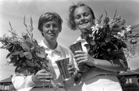 Astrid Suurbeek (links) en Ada Bakker wonnen het damesdubbel, Bestanddeelnr 921-5988
