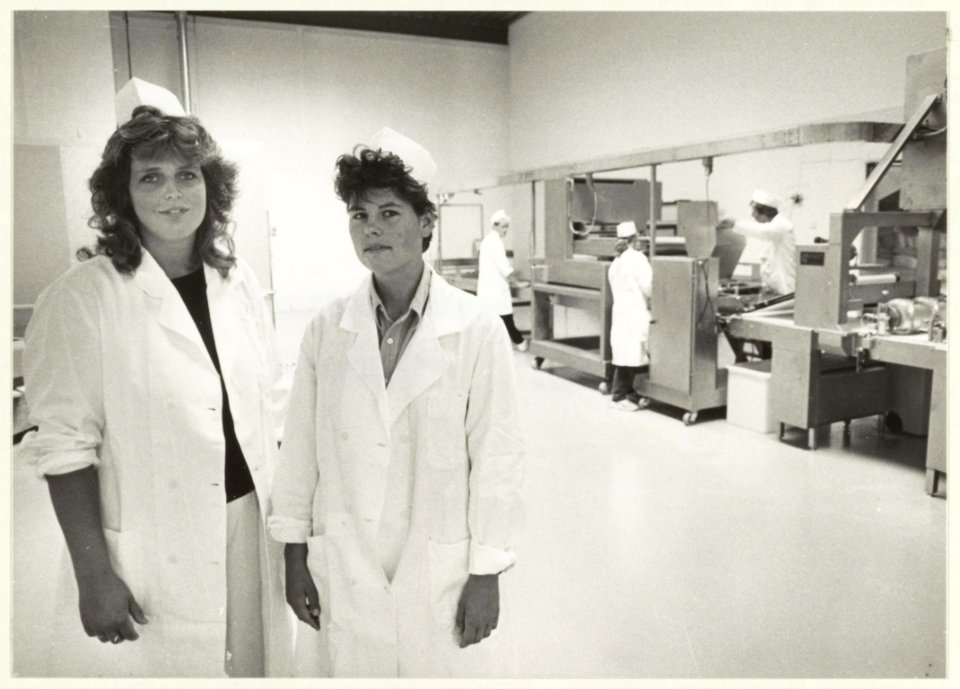 Astrid Rooy en Christel Cornelissen (rechts) in het door hen gestarte pizzafabriekje aan de Waarderweg. NL-HlmNHA 54031626