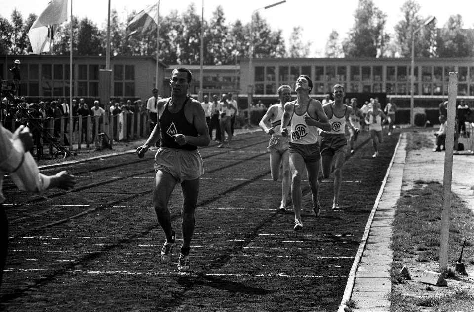 Atletiek heren te Rotterdam, de 100 meter, nr 24, 25 H de Winter (verspringen , Bestanddeelnr 916-6836
