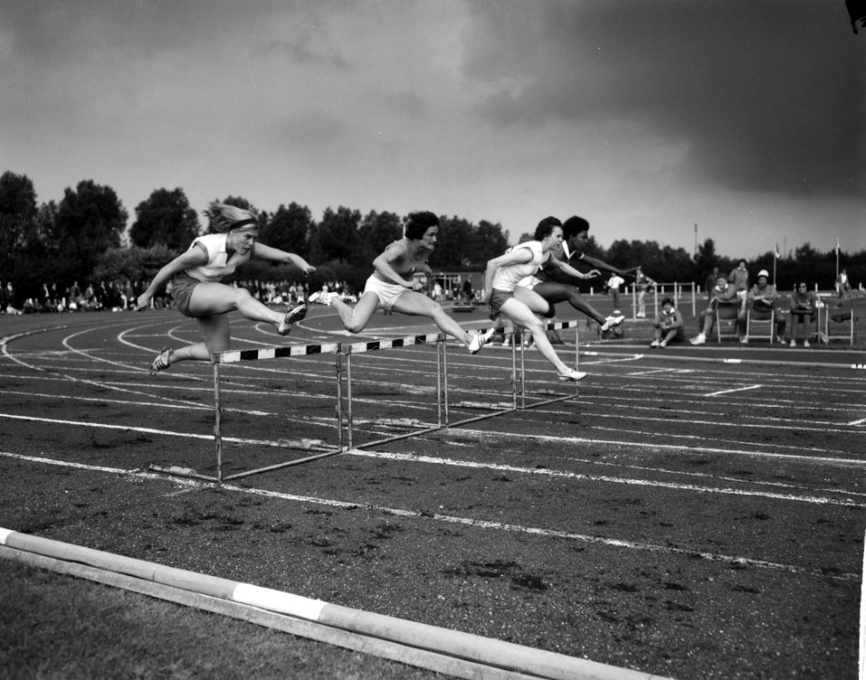 Atletiek dames Nederland tegen Frankrijk te Delft 80m Horden Toos Mutler , M , Bestanddeelnr 915-4614