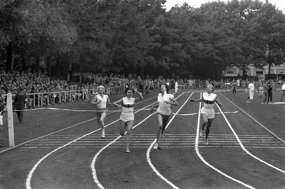 Atletiek dames Duitsland Nederland te Aken, 100 meter sprint v.l.n.r. I. ter Laa, Bestanddeelnr 910-7053