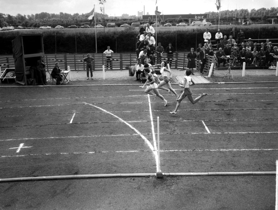 Atletiek dames Nederland tegen Frankrijk te Delft. Finale 100m. 1. C. Bouix (Fra, Bestanddeelnr 915-4613