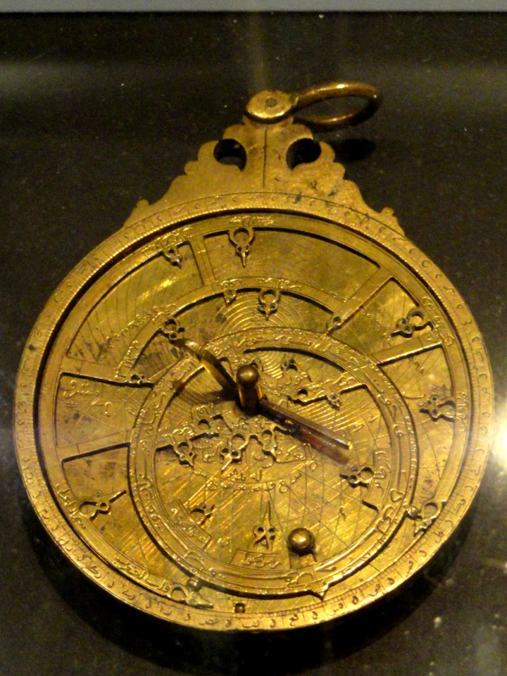 Astrolabe, Isfahan, Persia, brass, ca. 1620 (Safavid Dynasty) - Peabody Museum, Harvard University - DSC05807