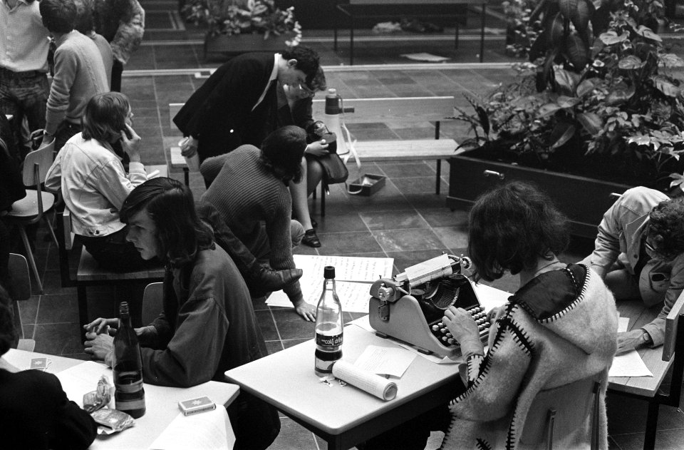 ASVA belegt massavergadering in aula op het Spui, Amsterd over bezetting van de , Bestanddeelnr 922-4085