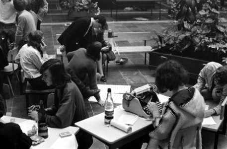 ASVA belegt massavergadering in aula op het Spui, Amsterd over bezetting van de , Bestanddeelnr 922-4085