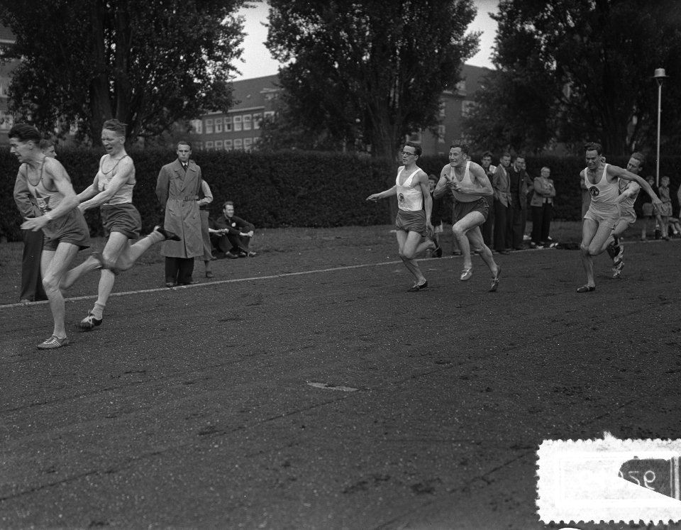 Atletiek Amsterdam P.H. Beker Vereniging 1923, 4 x 100 m estafette wissel, Bestanddeelnr 906-4926