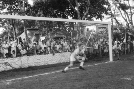 Atavia Op het voetbalveld Decapark werd de wedstrijd MH. 1 - MH.2 overgespeeld., Bestanddeelnr 1689-4-6