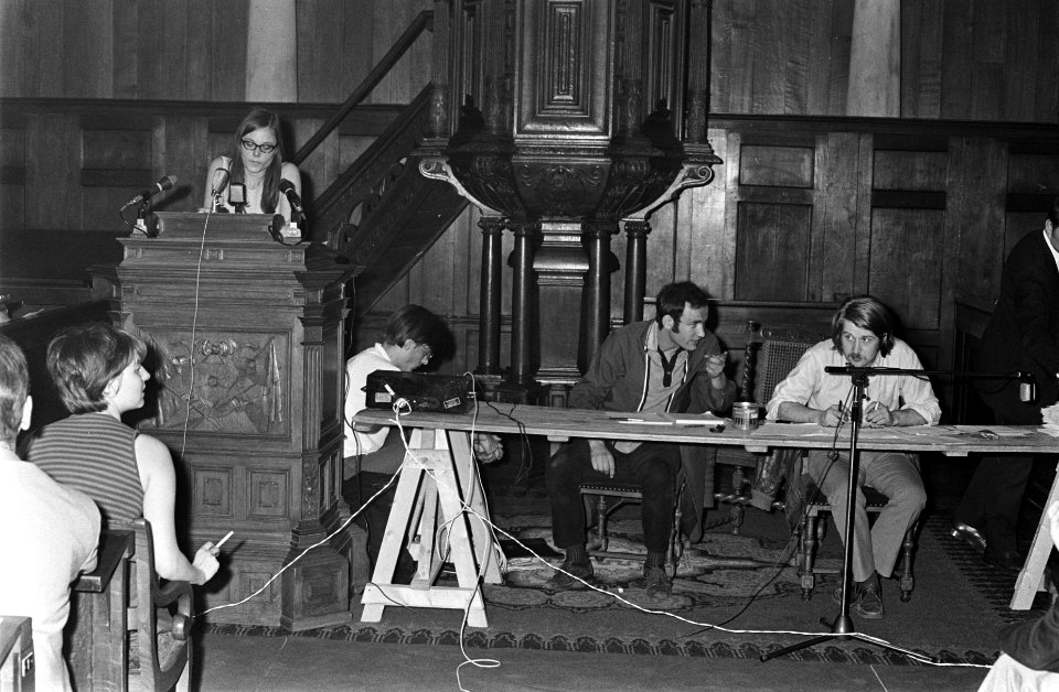 ASVA belegt massavergadering in aula op het Spui, Amsterd over bezetting van de , Bestanddeelnr 922-4083