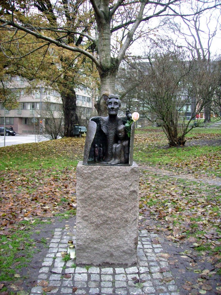 Astrid Lindgren i Tegnérlunden. Peter och Petra bor i Vasaparken. Vi tillhör småfolket sa Petra. 1996. Majalisa Alexanderson