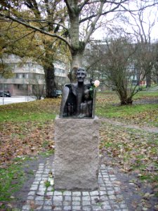 Astrid Lindgren i Tegnérlunden. Peter och Petra bor i Vasaparken. Vi tillhör småfolket sa Petra. 1996. Majalisa Alexanderson