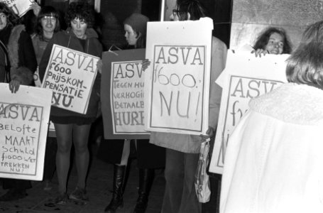 ASVA-demonstranten met protestborden waarop om prijscompensatie wordt gevraagd, Bestanddeelnr 926-9445