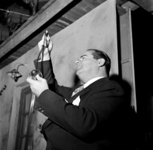 Atelier Cinetone-Omo Filmproducent Joop Geesink controleert de filmrol van de f, Bestanddeelnr 254-2409