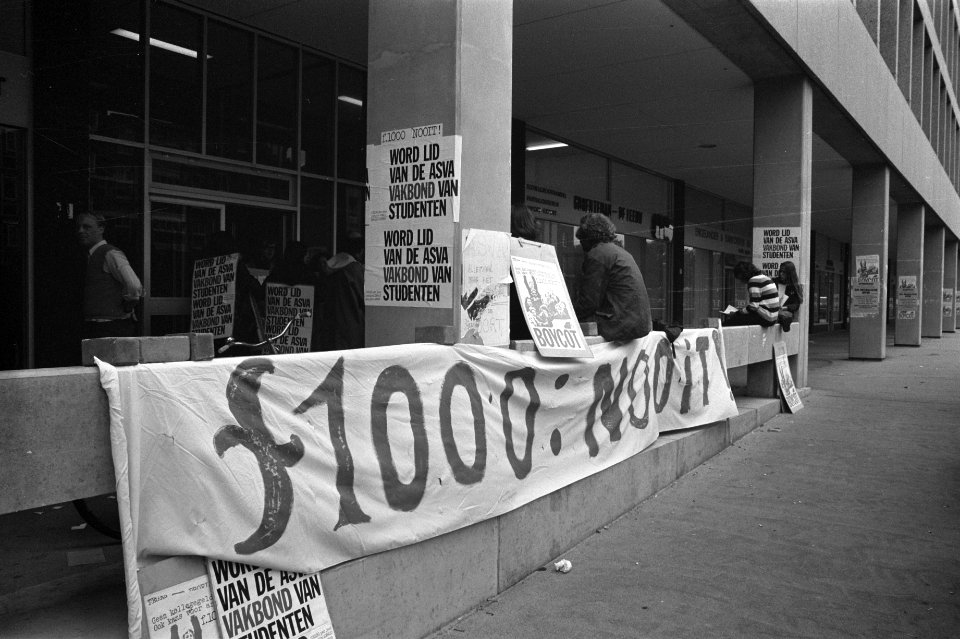 ASVA-studenten bezetten inschrijvingsbureau van Universiteit van Amsterdam, span, Bestanddeelnr 925-8284