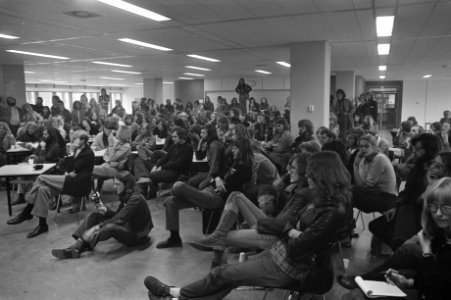 ASVA-studenten bezetten inschrijvingsbureau van Universiteit van Amsterdam, stud, Bestanddeelnr 925-8281