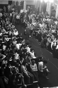 ASVA belegt massavergadering in aula op het Spui, Amsterd over bezetting van de , Bestanddeelnr 922-4082