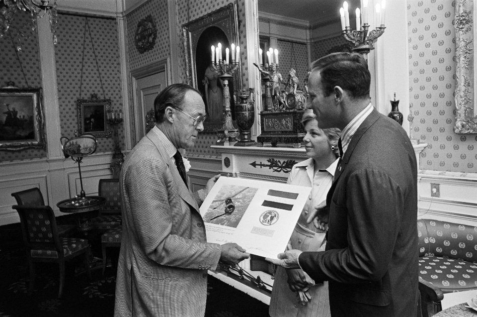 Astronaut Jack Lousma bij Prins Bernhard , vlnr Prins Bernhard , mevrouw Lou, Bestanddeelnr 927-2664