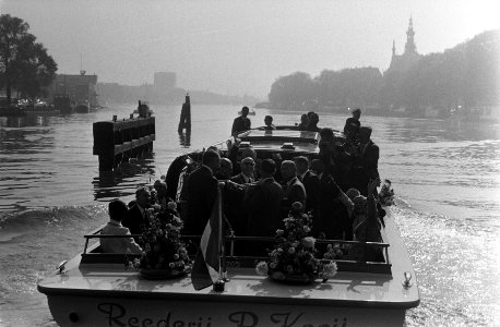 Astronauten gaan in rondvaartboot met echtgenotes naar RAI Amsterdam, Bestanddeelnr 922-8568