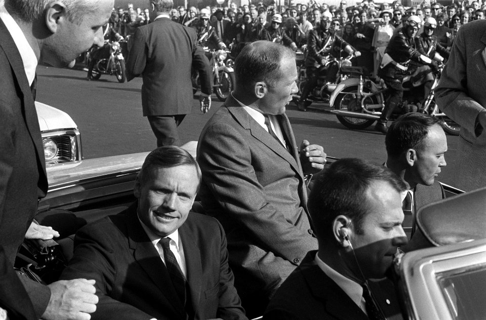 Astronauten verlaten Paleis op de Dam, Bestanddeelnr 922-8560