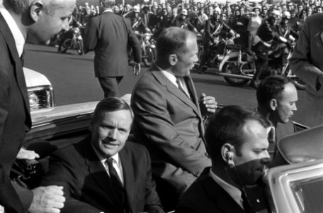 Astronauten verlaten Paleis op de Dam, Bestanddeelnr 922-8560