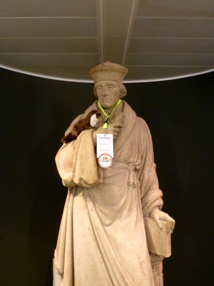 At GLAM-WIKI 2015 conference honorary guests Desiderius Erasmus & Wendy have a chat (2)
