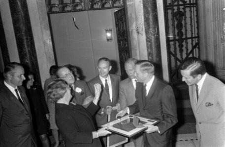 Astronauten en hun echtgenotes worden ontvangen in het Paleis op de Dam. Koningi, Bestanddeelnr 922-8556