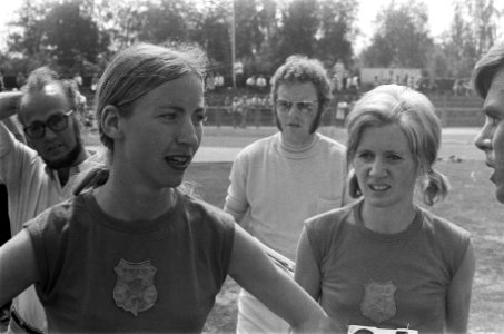 Atletiek Nederland, Roemenie, Frankrijk dames in Uden, nr. 8, 9 (l) Anneke de La, Bestanddeelnr 924-7249