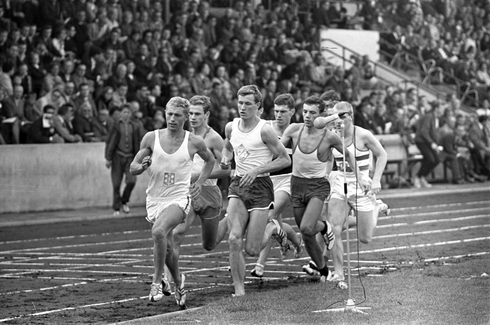 Atletiek Nederland Engeland, nr 8 Eef Kamerbeek , nr 11, 33 Annet Smith in mid, Bestanddeelnr 916-8486