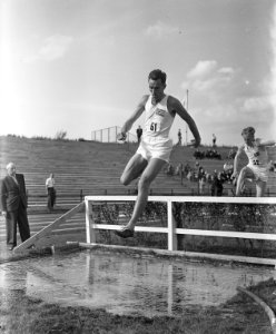 Atletiek Nederland tegen Noorwegen te Hengelo. Steeple chase 3000m. Kveberg en L, Bestanddeelnr 904-1401