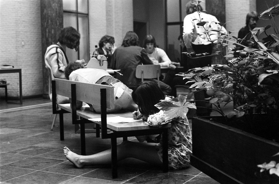 ASVA belegt massavergadering in aula op het Spui, Amsterd over bezetting van de , Bestanddeelnr 922-4084
