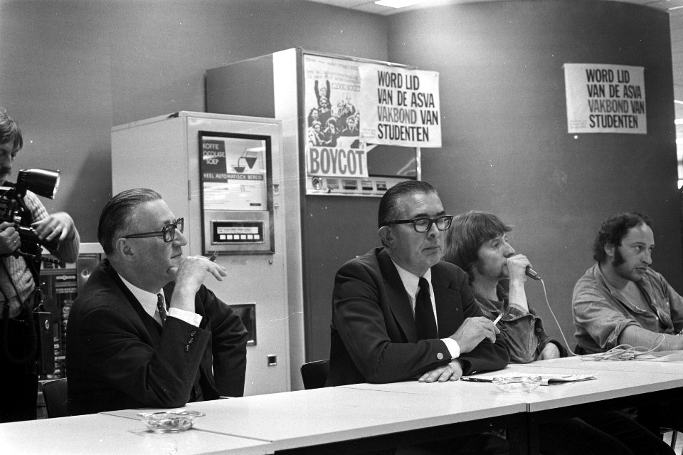 ASVA-studenten bezetten inschrijvingsbureau van Universiteit van Amsterdam, prof, Bestanddeelnr 925-8282