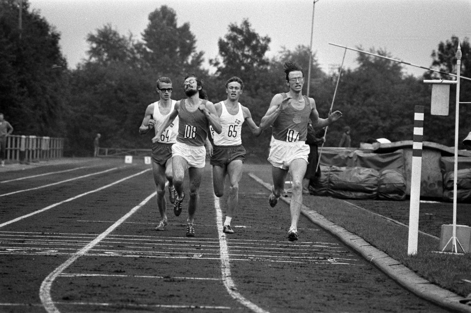 Atletiek Nederland tegen Denemarken in Groningen Sjef Hensgens (rechts) wint, Bestanddeelnr 923-7704