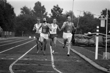 Atletiek Nederland tegen Denemarken in Groningen Sjef Hensgens (rechts) wint, Bestanddeelnr 923-7704