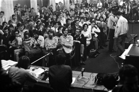 ASVA belegt massavergadering in aula op het Spui, Amsterd over bezetting van de , Bestanddeelnr 922-4087