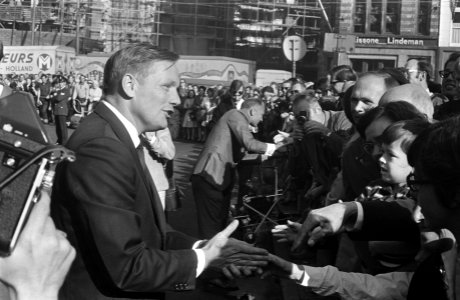Astronauten schudden bevolking de hand op de Dam Amsterdam Op voorgrond Armstron, Bestanddeelnr 922-8538
