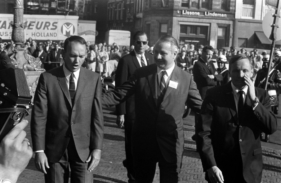 Astronauten schudden bevolking de hand op de Dam Amsterdam, Bestanddeelnr 922-8540