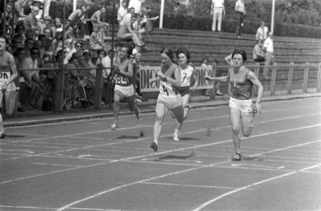 Atletiek Nederland, Roemenie, Frankrijk dames in Uden, Wilma van de Berg eerste , Bestanddeelnr 924-7244